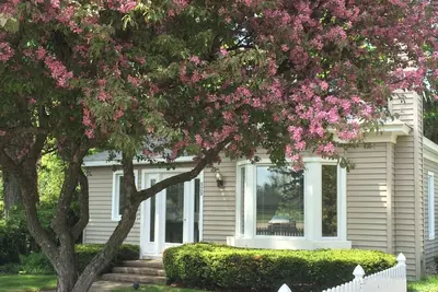 Image de Lovely 2-bedroom cottage in charming Harbor Springs, 5 minute walk to downtown