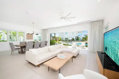 Image de Oceans 9, Villa 8: Lazy River Pool, Sunken Bbq Lounge + Designer Interiors in West Bay