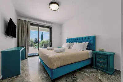 Image de Brand New Luxury 4-Bedroom Villa In Central Location -70 Meters From The Sea!