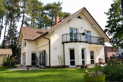 Image de Villa de plage avec appartement privé – Lits king-size, bien-être & lacs pour 14 personnes