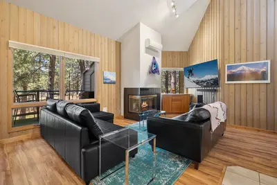 Image de New! Cozy Bend Escape | Hot Tub | Forest Views