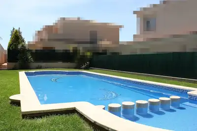 Image de Semi-detached house with swimming pool, centrally located, close to stores, good communication.