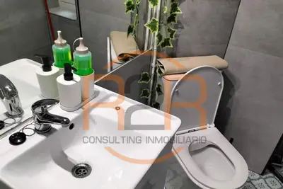 Image de Hello! We are R2r Real Estate Consulting. For anything you need, please don't hesitate to contact us. We offer special rates for long stays. Bright and spacious apartment in Oviedo, ideal for families or groups. With 4 bedrooms, 2 full bathrooms, Wi-Fi,
