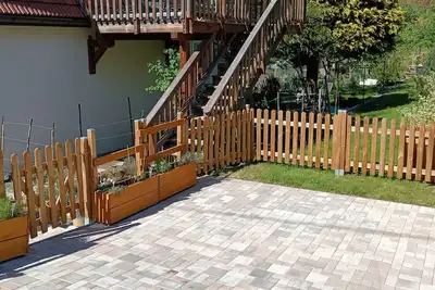 Image de Dans une maison avec jardin, appartement avec terrasse à proximité d'un lac.