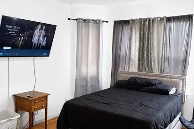 Image de Spacious 3-bedroom apartment with Ac in fantastic Chicago neighborhood
