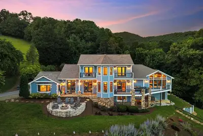 Image de Luxury Mountain Retreat, Swim Spa, Sauna, Game Room & Mountain Views