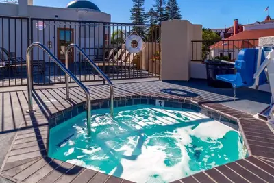 Image de Beach Escape | 2 Bedroom Suite | Kitchenette | Onsite Parking | Coronado Beach