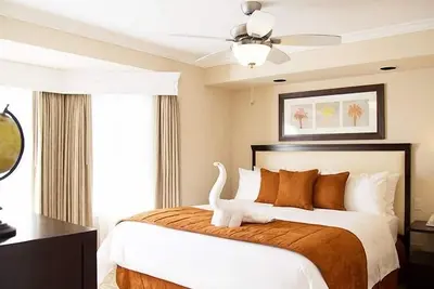 Image de Elegant One Bedroom Suite | Kitchenette | Parking | Steps from the Beach