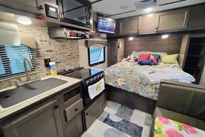 Image de Private Camper/Rv w/ Full Hookups in Omaha, Ne