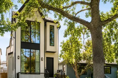 Image de Custom Family Home | 5br Calgary | Cozy Backyard | Near Dt & 1 Hr to Rockies