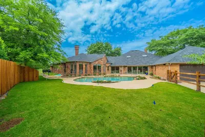 Image de Pool, Theater, Game Room + Massive Private Lawn