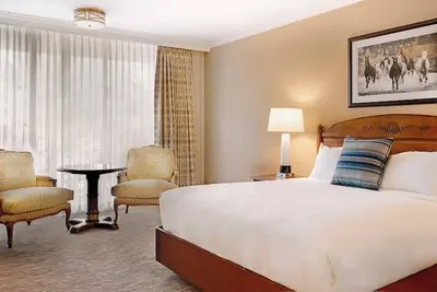 Image de Little America | Dlx King | Oversized Room, Quiet Privacy, Resort Feel | 2 Units