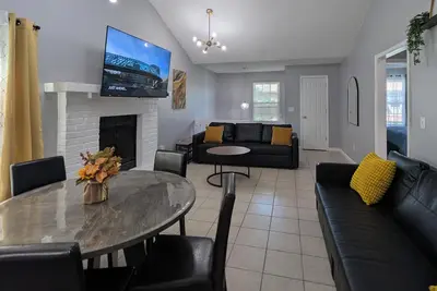 Image de Stylish Duplex w/ Garage 15 Min to Downtown Kc
