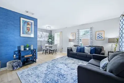 Image de Ice Bath + Fire Pit + Outdoor Bar · 3br · Mins to Uptown