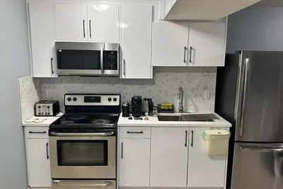 Image de Unwind in Konga Suite-an upscale, modern 2 bedroom walk out with private access