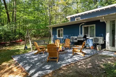 Image de Blue Bird Cabin- Sleeps 8, Hot Tub, Wifi, Fire Pit