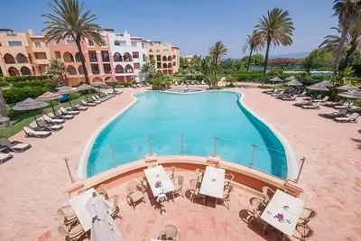 Image de Family and Friends Getaway! Fully-equipped Kitchen, Outdoor Pools, Free Parking!