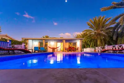 Image de Modern private villa with pool, Antigua. Ideally located 5min from best beaches