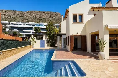 Image de Grande villa avec piscine privée et vue sur la mer