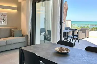 Image de Appartement de vacances avec climatisation, Internet et balcon avec vue sur la mer