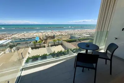 Image de Appartement de vacances avec climatisation, Internet et balcon avec vue sur la mer