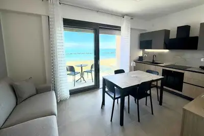 Image de Appartement de vacances avec climatisation, Internet et balcon avec vue sur la mer
