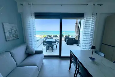 Image de Appartement de vacances avec climatisation, internet et balcon avec vue sur la mer