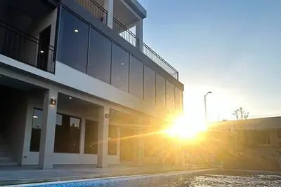 Image de 10 min from Bbva stadium! 2-level apartment with excellent amenities