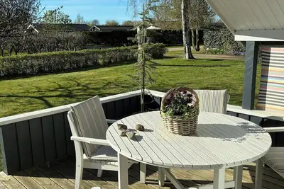 Image de Maison en bois avec un grand jardin et une aire de jeux près de Sønderborg