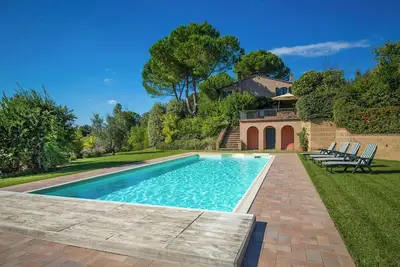 Image de Villa cachée parmi les oliviers en Toscane