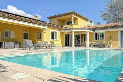 Image de Villa néo-provençale avec piscine à Vence