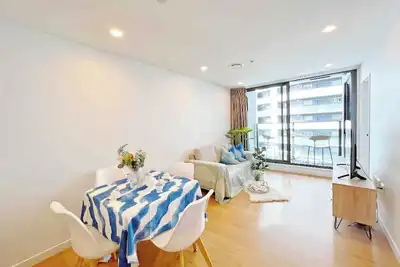 Image de Bright & Central 2br Apartment Near Up Education
