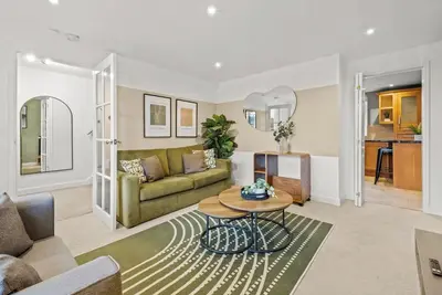 Image de Modern House 6 Beds 3-Car Driveway Parking