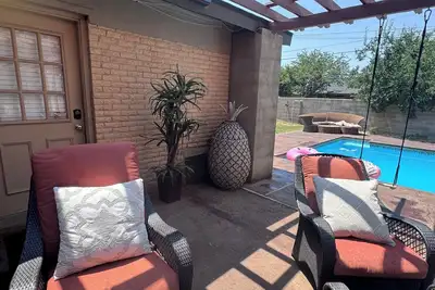 Image de Inground pool & Hot tub-Quiet and private 4-bedroom Ranch Style house.