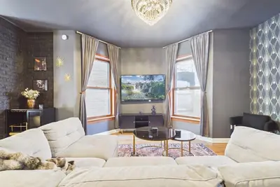 Image de The Dakin Estate: A refined 4br Art Deco speakeasy duplex in Wrigleyville. Featuring curated interiors, elevated finishes, and a private entertainment lounge just minutes from Wrigley Field, dining, nightlife, and Chicago’s iconic attractions.