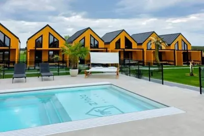 Image de Maisons de vacances avec accès à une piscine, un sauna et un jacuzzi
