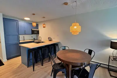Image de Fully Renovated | 1 Bdrm | Walk to Everything | Sleep 8!