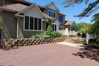 Image de Magnificent 5-bedroom house  Sleeps 18 -charming Southampton 1/4 mile to Us Open