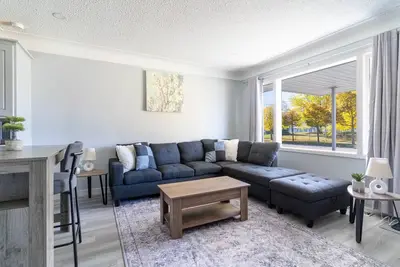 Image de Bright  2 beds, 1 bath home with large yard and close to Airport and Shopping