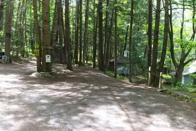 Image de Peaceful cottages and cabins on a lake, perfect for relaxing.