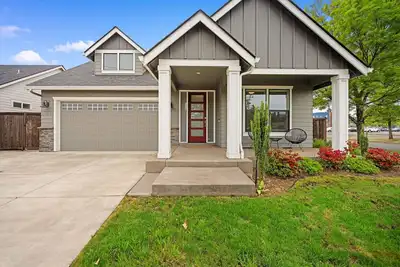 Image de Track Town Theater Retreat - Entire home in Eugene, Oregon