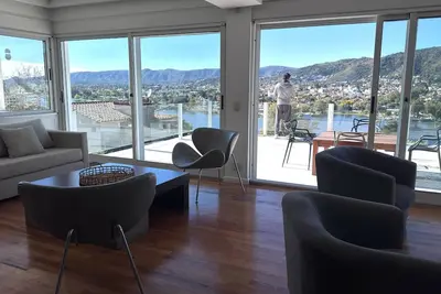 Image de Lodge One overlooking the lake and mountains. An intimate refuge.