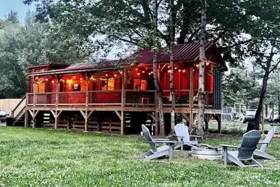 Image de Riverfront Mountain Cabin w/ Walk-In / Beach Access to the Pigeon River