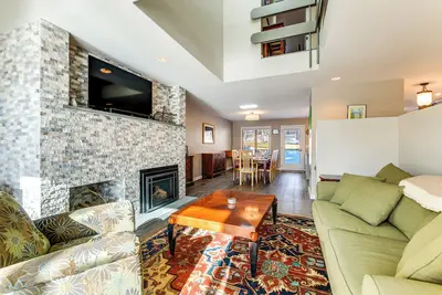 Image de Sugarbush Townhouse — Shuttle to the Slopes - Near Biking and Hiking Trails