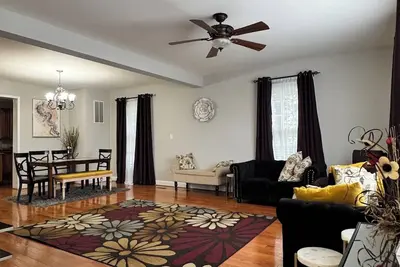 Image de Spacious Baltimore Charm- Perfect for Families and Large Groups