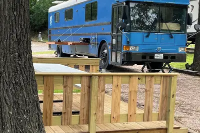Image de Cozy 1-bedroom Luxury Bus Conversion in amazing Gordonville Tx at Lake Texoma