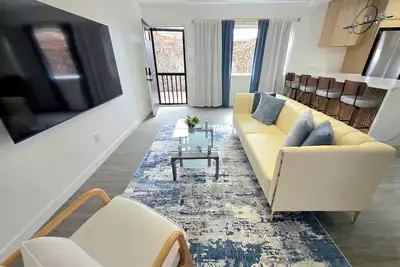 Image de Sandbar Bay. Walk to Beach & Downtown! New Oceanside 2bd Apartment.