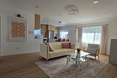 Image de Coral Cove. Walk to Beach & Downtown! New Oceanside 2bd Apartment
