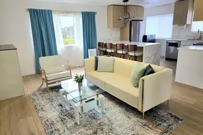 Image de Seaglass Shores. Walk to Beach & Downtown! New Oceanside 2bd Apartment