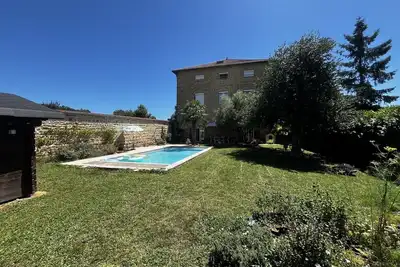 Image de Duplex en pierres dorées de 140 m² avec piscine et jardin